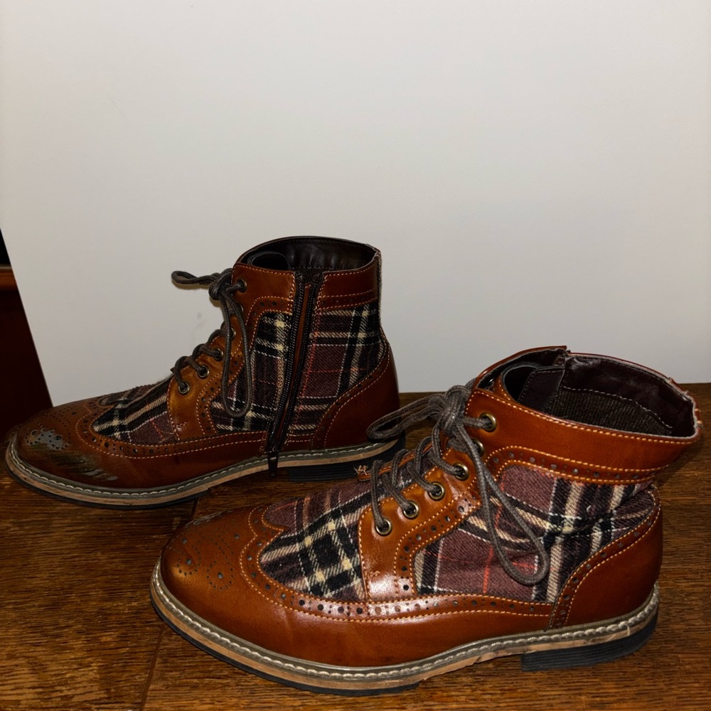 Men's 8, Oxford plaid and brown Boots